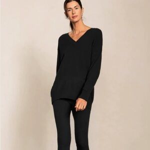 Black V-Neck Cashmere Sweater by NakedCashmere